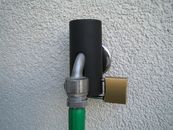 Nutzung der Wasserhahnverschlusskappe ist auch mit angeschlossenem Gartenschlauch möglich